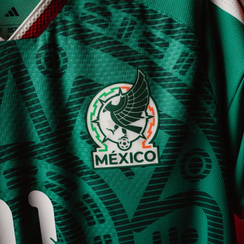 Spirito35's tweet photo. Le maillot du Mexique pour cette Coupe du Monde est une vraie réussite. Entre les motifs inspirés de l’art précolombien, les textures presque hypnotiques et ce blason modernisé, Adidas transforme l’identité mexicaine en pièce presque streetwear ! #worldcup2026 https://t.co/AL83yuyKhn
