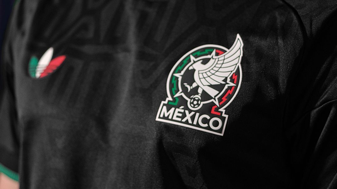 Spirito35's tweet photo. Le maillot du Mexique pour cette Coupe du Monde est une vraie réussite. Entre les motifs inspirés de l’art précolombien, les textures presque hypnotiques et ce blason modernisé, Adidas transforme l’identité mexicaine en pièce presque streetwear ! #worldcup2026 https://t.co/AL83yuyKhn