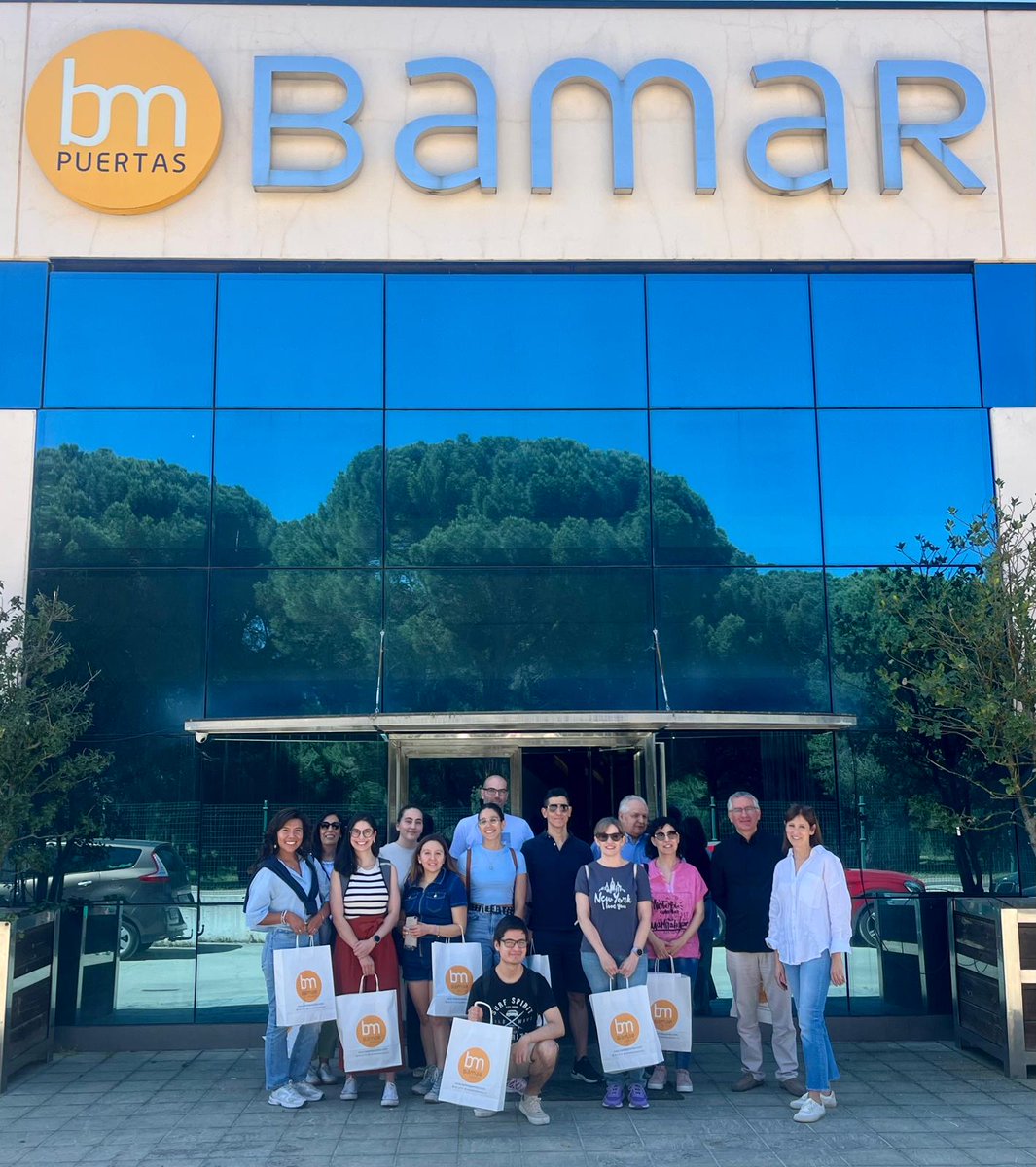 empresasjcyl's tweet photo. 🧑🔧La formación también se vive fuera del aula
El alumnado de #GESTIDI visita Puertas Bamar (Íscar) y @QEntrepinares para conocer de cerca la realidad empresarial
🔋Gracias por compartir vuestra experiencia. Vuelven con las pilas cargadas
#ICECYL #CastillayLeón #Formación #RIS3CyL https://t.co/AEpSTrqSYx
