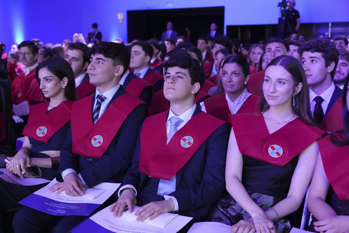 USPCEU's tweet photo. 🎓 Enhorabuena a todos los alumnos que se han graduado este curso en la Universidad CEU San Pablo.

Un orgullo haber formado parte de vuestro camino. 
Mucho éxito en esta nueva etapa 💙 https://t.co/PHxUCLytWY