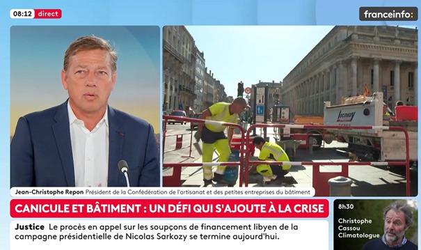 capeb_fr's tweet photo. 🔴Invité de La Grande Interview sur @franceinfo , Jean-Christophe @reponcapeb président de la CAPEB, a rappelé que les épisodes de canicule sont devenus un enjeu majeur de santé-sécurité pour les entreprises artisanales du bâtiment.

🎙️ « Dans les TPE artisanales, le chef d’entreprise travaille aux côtés de ses salariés. La prudence doit toujours primer et, si les conditions l’exigent, le droit de retrait doit pouvoir s’appliquer. »

Depuis juillet 2025, les obligations des employeurs ont été renforcées pour mieux prévenir les risques liés aux fortes chaleurs : adaptation des horaires, organisation des chantiers, évaluation des risques dans le DUERP, dispositifs de secours…

Mais sur le terrain, les artisans n’ont pas attendu ces nouvelles obligations pour adapter leurs pratiques. Dans les entreprises artisanales, ces réflexes existent déjà naturellement.

🎙️ « Les entreprises artisanales ne peuvent pas rester seules face à ces défis. Quand on est seul, on n’a pas forcément les solutions. Il est important de pouvoir compter sur un collectif et sur des pairs pour résoudre les problématiques du quotidien. »

La CAPEB met ainsi à disposition des artisans, avec l’IRIS-ST et l’OPPBTP, des outils pratiques et des supports de prévention pour accompagner les entreprises pendant les épisodes de fortes chaleurs.

Parmi les bonnes pratiques recommandées :
 💧 boire régulièrement même sans sensation de soif
 🧢 protéger la tête et la nuque
 👕 porter des vêtements couvrants, légers et clairs
 🌤️ privilégier les zones d’ombre et éviter les heures les plus chaudes
 ⏸️ organiser des pauses régulières…

👉 Les artisans sont invités à se rapprocher de leur CAPEB départementale pour connaître les bonnes pratiques et les dispositifs d’accompagnement disponibles.

📄Des documents sur le site IRIS-ST sont disponibles pour avoir les bons gestes ! https://t.co/4gT5qpJWMl

Au-delà de la gestion immédiate des épisodes de chaleur, ces événements rappellent aussi l’urgence d’adapter durablement les bâtiments aux évolutions climatiques. Confort d’été, rénovation énergétique, sobriété : les entreprises artisanales ont un rôle central à jouer pour accompagner les Français.

Dans un contexte où l’activité du bâtiment recule depuis deux ans et où les crises s’accélèrent, Jean-Christophe Repon appelle à remettre ces enjeux au cœur des politiques publiques :
🎙️ « Si nous voulons décarboner, il faut aller vers la sobriété. L’énergie la moins chère est celle qu’on ne consomme pas. »

📄En savoir + sur les bons reflexes « fortes chaleurs et canicules » : https://t.co/TaWn7suqO3

#CAPEB #ArtisansDuBâtiment #Canicule