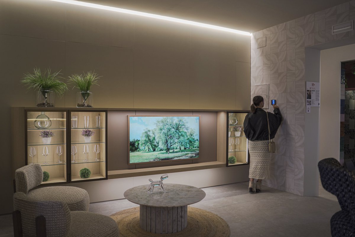 Airzone_es's tweet photo. 💫 #Airzone es mucho más que #Climatización. Es #Interiorismo, #Arquitectura, diseño y #Confort. Nuestra tecnología se fusiona con elegancia y discreción en cada ambiente, elevando la experiencia con sensaciones a la altura del diseño. 🛋️

En @CasaDecor 2026 hemos mostrado cómo nuestros termostatos y sensores de #CalidadDeAire se integran con naturalidad en cualquier espacio, aportando una climatización consciente que se siente, pero no se ve.

Gracias a todos los visitantes, diseñadores y marcas que habéis confiado en nuestro trabajo:

▸ Leicht, por Equipo Leicht.
▸ @leroymerlin_es, por Devesa & Agenjo Interiorismo. 
▸ Edelmann Kitchen, por @manuelespejome.
▸ @NeolithOfficial, por Personal K. 
▸ Estudio Verónica Montijano Interiorismo y Decoración.

¡Nos vemos en la próxima! 🌿