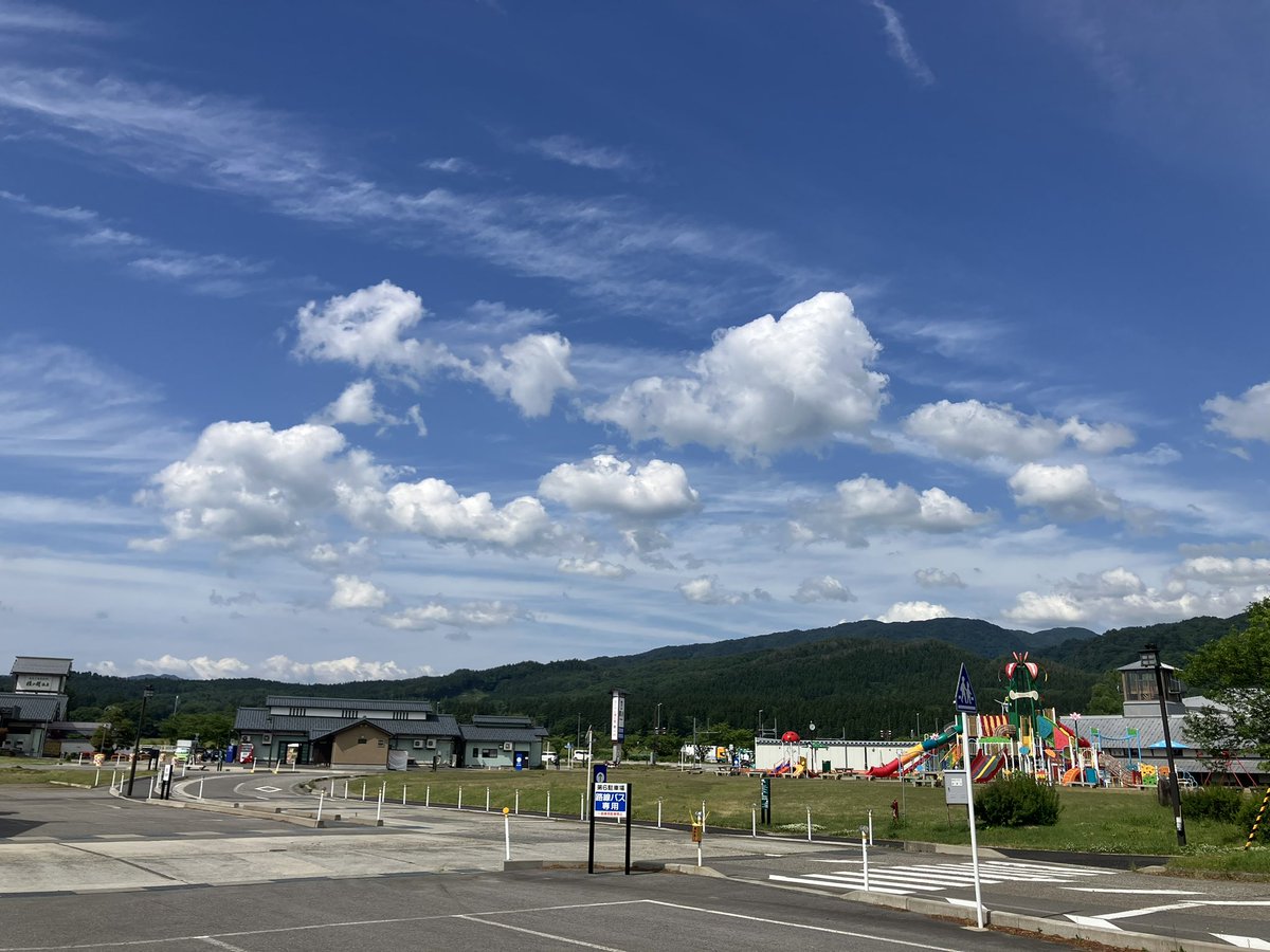 kotetsu_eth's tweet photo. 今日は健康診断へ

道の駅付近から空を見上げれば
雲が少し厚くなってきたことに気づく

暑さに気をつけないといけない季節になってきましたねー https://t.co/WJg9QgHeh0