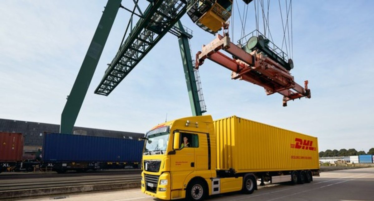 LogisticsBizz's tweet photo. Even Formula 1 is rethinking logistics 🏎️🚆 F1 is introducing rail freight into its transport strategy — highlighting a growing focus on efficiency and https://t.co/XnnG25vRwp more: https://t.co/RPoZCttnmY #RailFreight #Formula1 #SupplyChain #Innovation https://t.co/YzDm2mnqkp