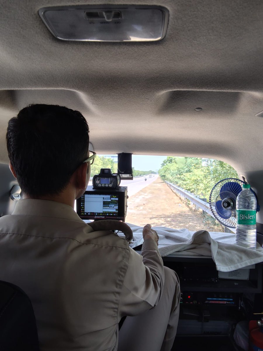 Agratraffic's tweet photo. सड़क सुरक्षा, हमारी प्राथमिकता!
आज दिनांक 27.05.2026 को #DCPT श्री सोनम कुमार के निर्देशन में @Agratraffic पुलिस द्वारा यमुना एक्सप्रेसवे पर स्पीड रडार के माध्यम से ओवर स्पीडिंग (तेज रफ्तार) के खिलाफ विशेष अभियान चलाया गया। इस दौरान नियमों का उल्लंघन करने वाले वाहनों पर नियमानुसार विधिक कार्यवाही की गई।
सुरक्षित चलें, यातायात नियमों का पालन करें।
@uptrafficpolice
@agrapolice