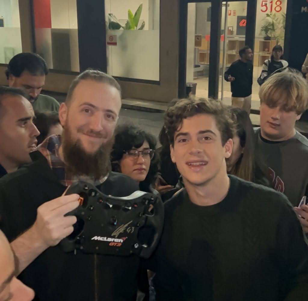 lauritula's tweet photo. Feliz cumple a nuestro Gaucho Salvaje! 🇦🇷
Acá un @PathoMarino feliz con @FranColapinto y el volante firmado a la salida de El Hormiguero
Éramos 30 personas máximo, hacía un re frío, pero él se tomó el tiempo de sacarse fotos con todos y firmar todo lo que le llevaron✨ #FrancoDay https://t.co/eI0abzI0hr