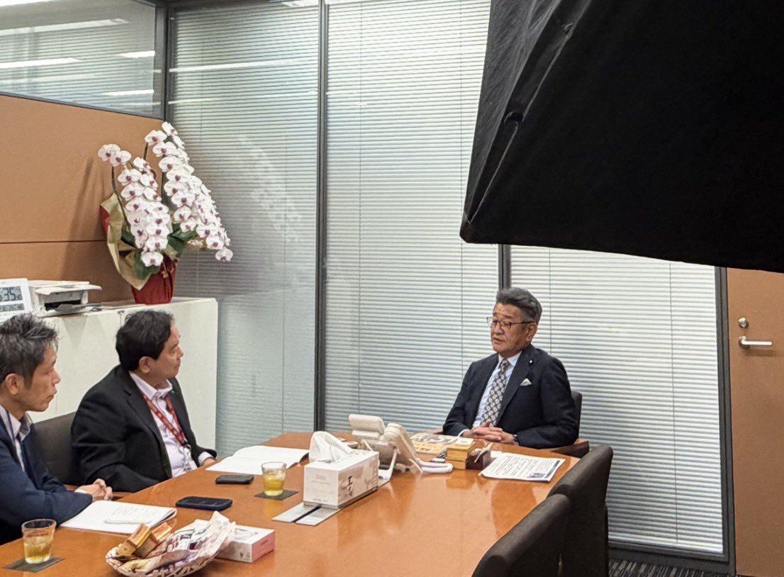 troffice_0401's tweet photo. 先日「経済界」のインタビューを受けました。　

インタビュアーは、私の母校・小倉高校の先輩でもある鈴木哲夫さんでした。

同じ学び舎の先輩との対談ということもあり、大変有意義な時間となりました。

掲載の際は、ぜひご覧いただければ幸いです。 https://t.co/u1nhVfFu2O