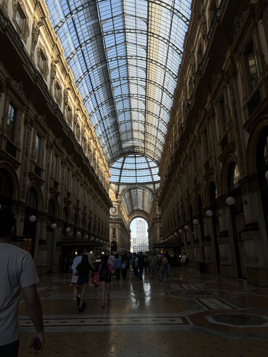 Qtwf23's tweet photo. Notte a Milano ⚜️ https://t.co/GxO8b0iW00