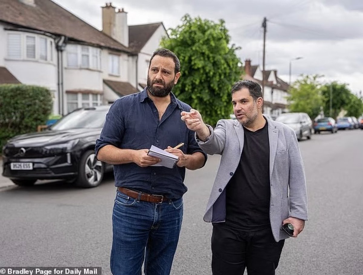 dpatrikarakos's tweet photo. I went to Golders Green to report on the UK's antisemitism crisis. 'It doesn't feel like the same country any more,' I was told.

Fraught times for Britain's Jews.
https://t.co/NgRfw6WlHg https://t.co/AUrn6GXEhm