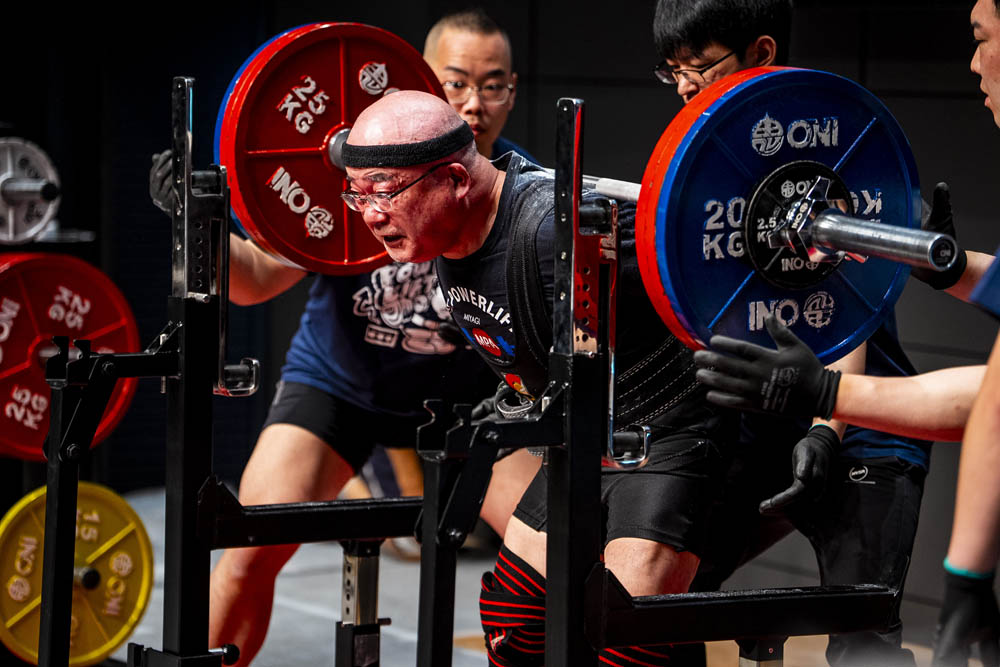 powerliftingtpa's tweet photo. 全日本エクイップパワーリフティング選手権大会では、マスターズ部門の活躍も光りました。なかでも80歳以上のM5カテゴリー・北野利雄選手の挑戦は一般層にも大きな反響を呼び、スクワット185kgの動画はXで126万回再生を突破。当協会SNSとして過去最多の反応となっています。 https://t.co/DcjzlFZYZJ