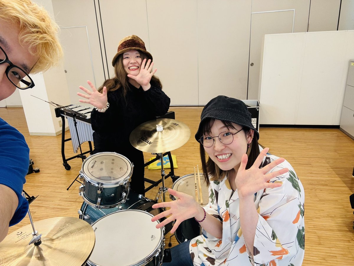 tospost_perc's tweet photo. 先日久しぶりに3人集まって音を出したり打ち合わせたりしました✨
このメンバーでは今までやってこなかった楽器編成チラ見せ☺️

これからも色々なかたちで打楽器の魅力をお伝えできるようがんばります！

本州の暑さで毎日溶けてるよーこでした🫠 https://t.co/2n8qiyGHha