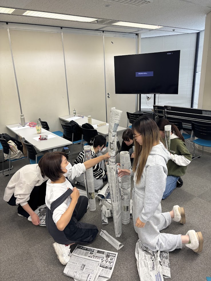 humanoosaka's tweet photo. 📛チャイルドケアカレッジ📛

今日はみんなで新聞紙あそび🎵
破る、折る、丸める、つなげる、新聞紙がアイデア次第でどんどん変身✨

感じたことを言葉にしながら夢中になって遊ぶ姿がたくさん見られました😊

自由に触れて、試して、思いきり楽しむ時間に！
新聞紙ひとつでも、想像力は無限大です🗞️💡 https://t.co/Lw0B3pdSXn
