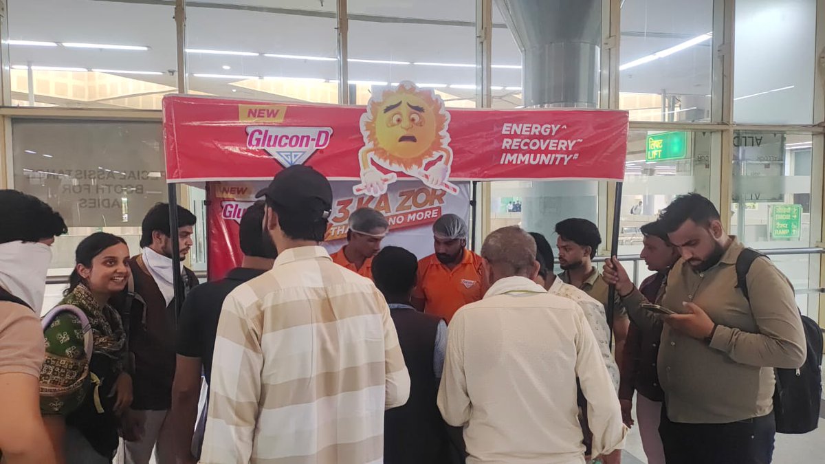 Dtidc_limited's tweet photo. #DTIDC, in collaboration with @GluconDIndia, is assisting commuters and the general public at ISBT Kashmere Gate during the ongoing heat wave by distributing refreshments and promoting public well-being. 
#Delhi #HeatWave #PublicService #delhiheatwaveactionplan #delhigovt https://t.co/MRGzlvw3BL