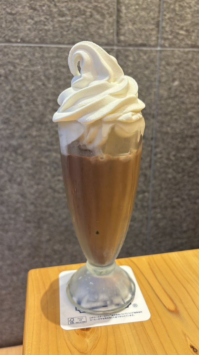ebi_rina__'s tweet photo. しまった、大きさがわからない写真撮ってしまった🍦笑
ゆとたわで聞いた「アイスココア事件」のコメダのアイスココア頼みました！ https://t.co/CQA1wpXeNu