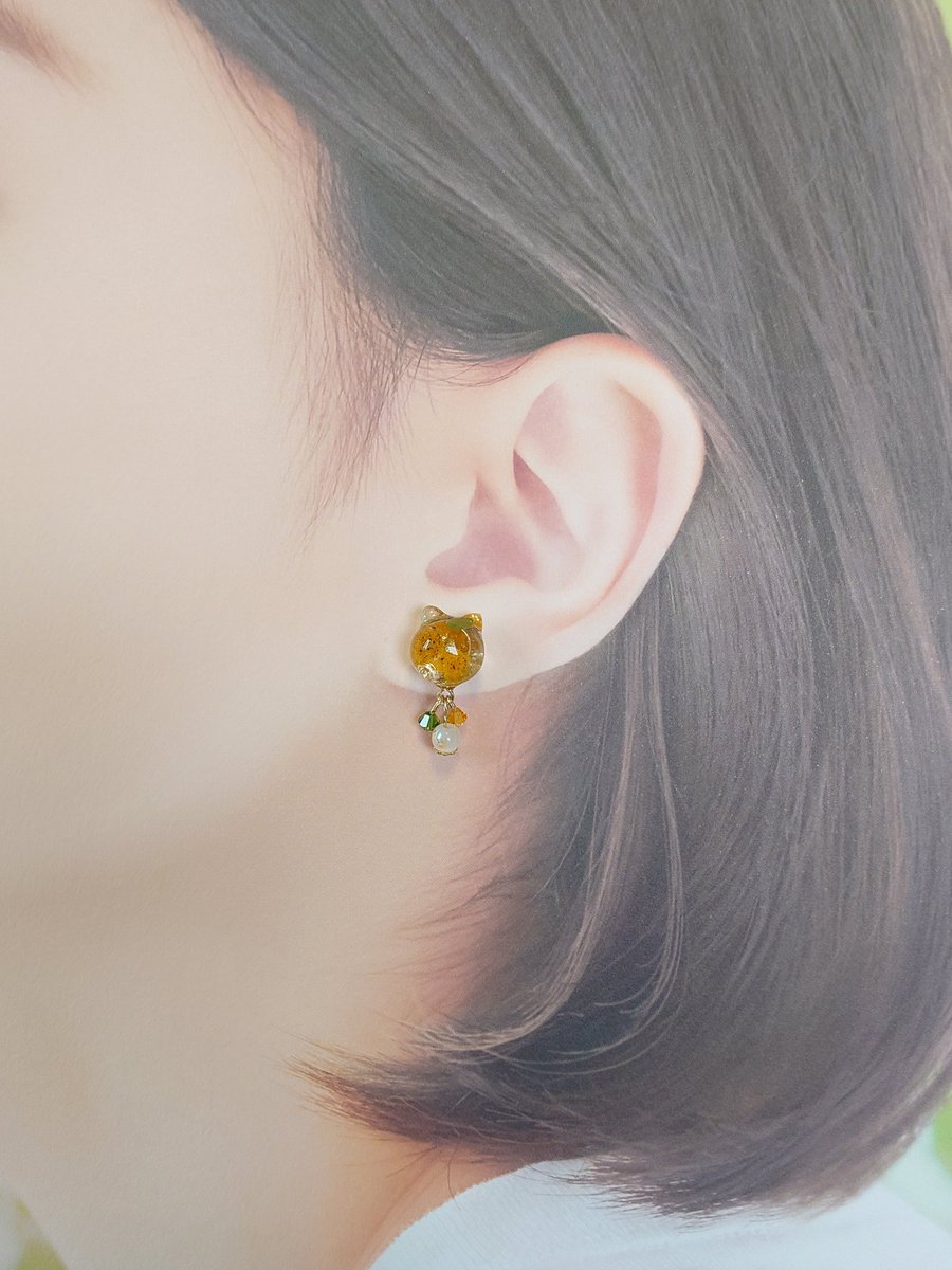 花猫とマーブル猫の間みたいな作品🐾 ミモザな猫ピアスを作ってみまし