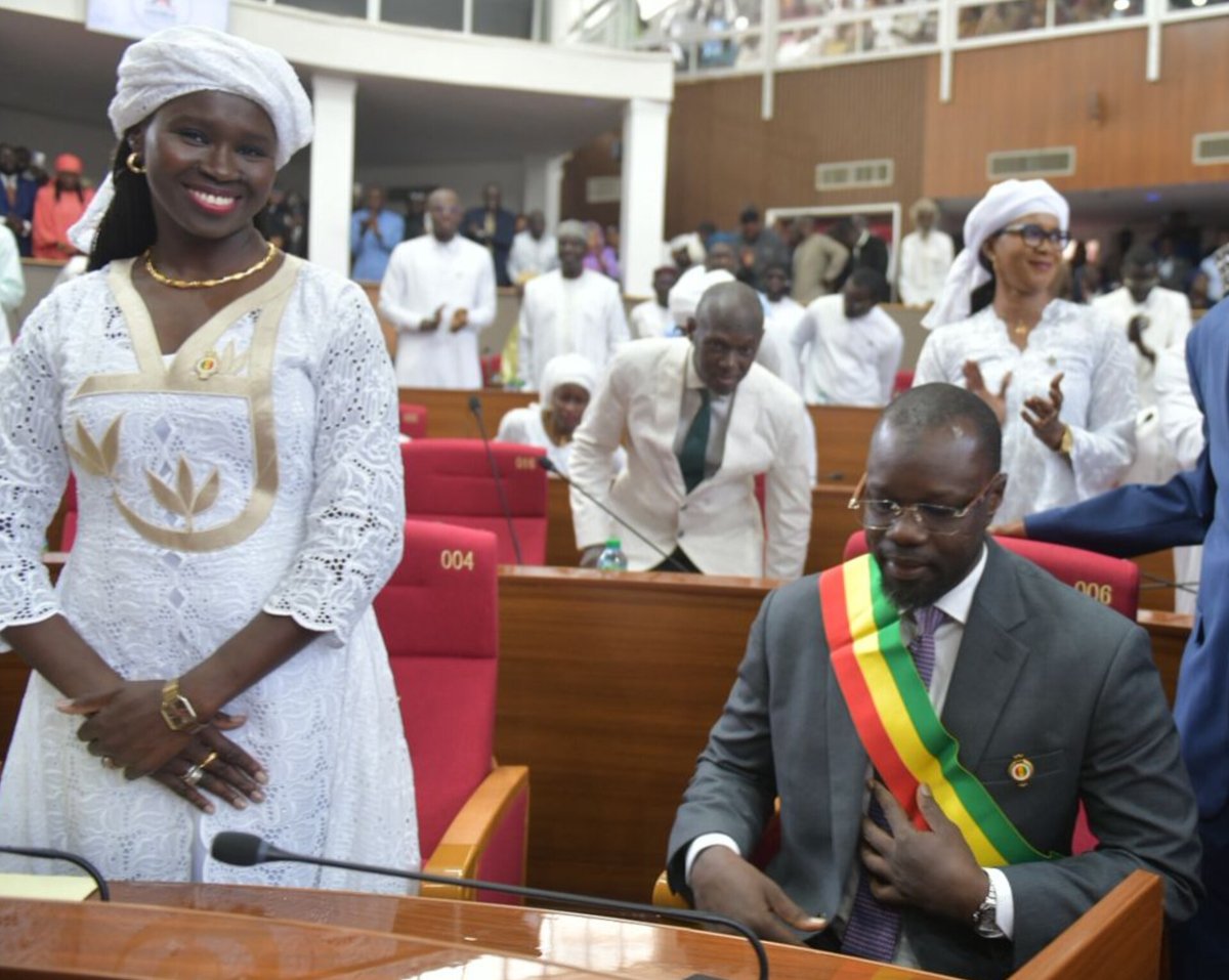 FatouC_Goudiaby's tweet photo. 𝗟𝗲 𝗚𝗮𝗿𝗱𝗲-𝗳𝗼𝘂 𝗱𝘂 𝗴𝗮𝗿𝗱𝗶𝗲𝗻 𝗱𝗲 𝗹𝗮 𝗿𝗲́𝘃𝗼𝗹𝘂𝘁𝗶𝗼𝗻🥷

Ce mercredi 27 mai, la vie me demande de passer la fête de la tabaski ici, au Sénégal 🇸🇳.  

Loin de mon mari et de mes enfants, pour la première fois depuis 25 ans .  
Pendant un quart de siècle, je l’ai toujours célébrée en France 🇨🇵.

Vendredi a tout changé. La situation m’a obligée à défaire mes valises.  
Avec la bénédiction de Mr Goudiaby❤️.  
Et hier, en bon père de famille, Président Ousmane SONKO m’a dit : « Essaie de rentrer à Nice ce soir pour être avec eux à la fête 😔».

𝗔𝗹𝗵𝗮𝗺𝗱𝗼𝘂𝗹𝗶𝗹𝗹𝗮𝗵.

Malgré l’émotion de me savoir loin d’eux, ils sont les premiers à me retenir ici :  
« 𝙈𝙖𝙢𝙖𝙣, 𝙧𝙚𝙨𝙩𝙚. 𝘾𝙝𝙚́𝙧𝙞𝙚, 𝙧𝙚𝙨𝙩𝙚. 𝙄𝙡 𝙚́𝙩𝙖𝙞𝙩 𝙞𝙣𝙙𝙞𝙨𝙥𝙚𝙣𝙨𝙖𝙗𝙡𝙚 𝙦𝙪𝙚 𝙩𝙪 𝙨𝙤𝙞𝙨 𝙖̀ 𝘿𝙖𝙠𝙖𝙧 𝙙𝙚𝙥𝙪𝙞𝙨 𝙫𝙚𝙣𝙙𝙧𝙚𝙙𝙞, 𝙫𝙪 𝙡𝙖 𝙨𝙞𝙩𝙪𝙖𝙩𝙞𝙤𝙣 𝙙𝙚 𝙩𝙤𝙣 𝙋𝙧𝙚́𝙨𝙞𝙙𝙚𝙣𝙩 » ❤️

J’ai toujours dit que j’avais une chance immense :  
J’ai ces 3 hommes dans ma vie:

▪️𝗠𝗼𝗻 𝗲́𝗽𝗼𝘂𝘅, 𝗺𝗼𝗻 𝗳𝗿𝗲̀𝗿𝗲, 𝗺𝗼𝗻 𝗴𝗿𝗮𝗻𝗱 𝗮𝗺𝗶, 𝗺𝗼𝗻 𝗰𝗼𝗻𝗳𝗶𝗱𝗲𝗻𝘁, 𝗺𝗼𝗻 𝗰𝗼𝗻𝘀𝗲𝗶𝗹𝗹𝗲𝗿.

▪️𝗠𝗼𝗻 𝗽𝗲̀𝗿𝗲, 𝗺𝗼𝗻 𝗮𝗺𝗶, 𝗺𝗼𝗻 𝗰𝗼𝗻𝘀𝗲𝗶𝗹𝗹𝗲𝗿.

▪️𝗘𝘁 𝗺𝗼𝗻 𝗹𝗲𝗮𝗱𝗲𝗿, 𝗺𝗼𝗻 𝗴𝘂𝗶𝗱𝗲, 𝗺𝗮 𝗿𝗲́𝗳𝗲́𝗿𝗲𝗻𝗰𝗲 𝗱𝗮𝗻𝘀 𝗹’𝗮𝗰𝘁𝗶𝗼𝗻 𝗽𝘂𝗯𝗹𝗶𝗾𝘂𝗲.

✅️ On ne choisit pas toujours où l’on fête.  
Mais on choisit pour quoi et pour qui on reste.  
Et aujourd’hui, je reste pour le Sénégal, pour la révolution, pour l’homme qui m’a appris que l’engagement ne s’arrête pas aux frontières d’une fête de famille.

𝗟𝗲 𝗴𝗮𝗿𝗱𝗲-𝗳𝗼𝘂 𝗲𝘀𝘁 𝗮̀ 𝘀𝗼𝗻 𝗽𝗼𝘀𝘁𝗲. 𝗟𝗲 𝗴𝗮𝗿𝗱𝗶𝗲𝗻 𝘁𝗶𝗲𝗻𝘁 𝗯𝗼𝗻.

BONNE FETE CHERS https://t.co/z0uiSDFBSa🫂