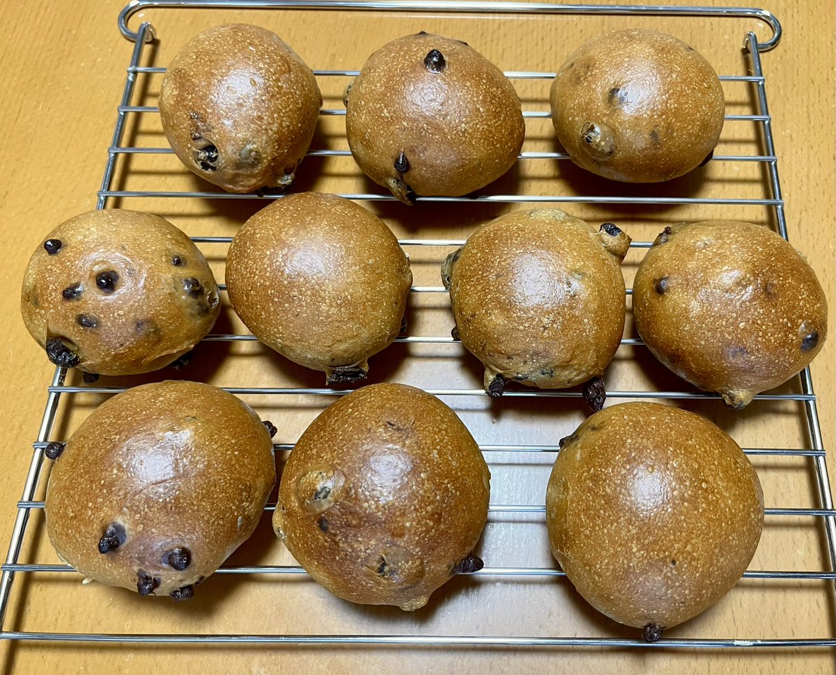 wmQRam9MT40mRky's tweet photo. 美味しいパン作りました！
コーヒーの生地にラムレーズンとチョコチップをたっぷり✨
晩ご飯の前だけど食べちゃった！

#さこのパン屋さん https://t.co/35xHwzYTRM