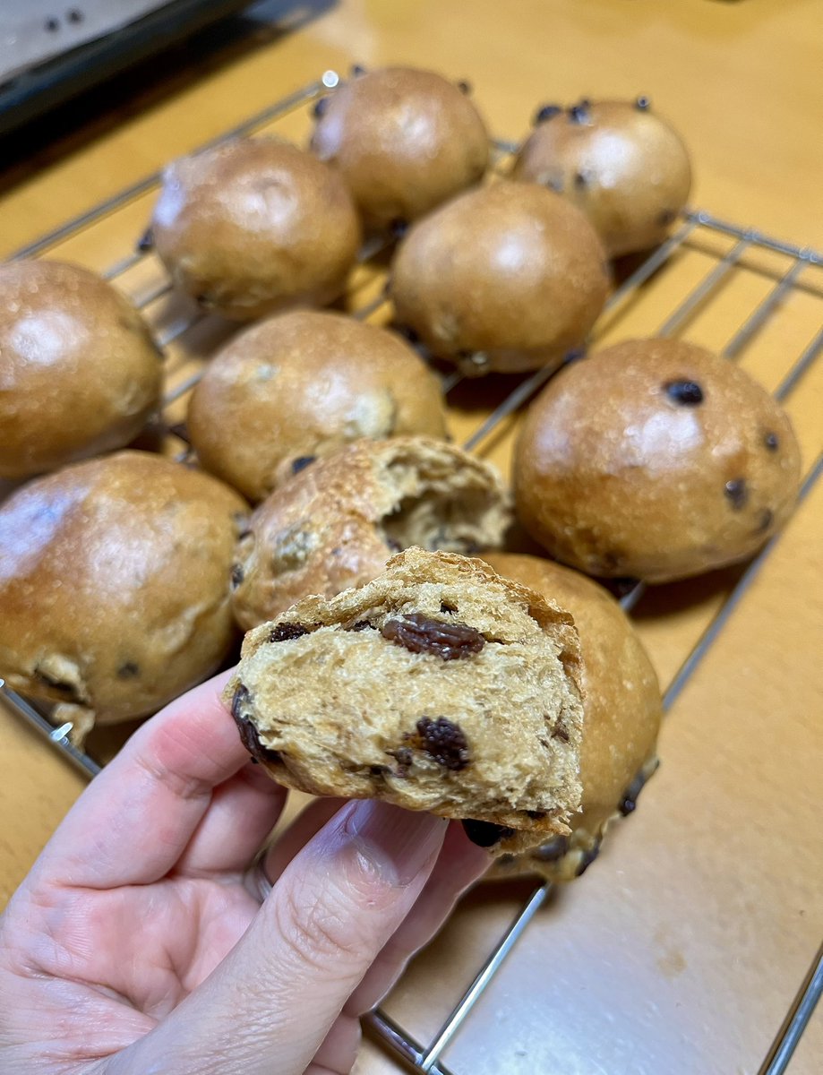 wmQRam9MT40mRky's tweet photo. 美味しいパン作りました！
コーヒーの生地にラムレーズンとチョコチップをたっぷり✨
晩ご飯の前だけど食べちゃった！

#さこのパン屋さん https://t.co/35xHwzYTRM