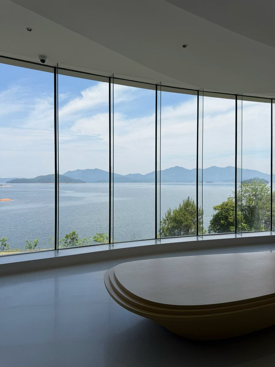 aroncheunga's tweet photo. A hotel room overlooking the lake #goodview https://t.co/g9kbsfaRGf