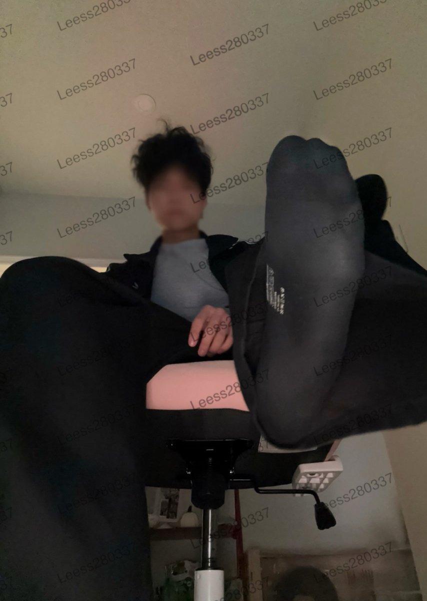 Leess280337's tweet photo. 这种喜欢吗？ #脚 #黑袜 #脏袜 https://t.co/DUT4IQMP4t