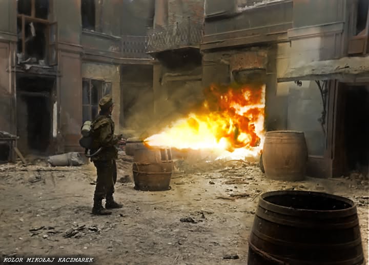 Darekbrzoza's tweet photo. Tak Niemcy podpalali Warszawę po stłumieniu Powstania Warszawskiego 1944🇵🇱️️
"Każdego mieszkańca należy zabić, nie wolno brać żadnych jeńców. Warszawa ma być zrównana z ziemią i w ten sposób ma być stworzony zastraszający przykład dla całej Europy" - brzmiał rozkaz przywódcy III Rzeszy.
za Mikołaj Kaczmarek - Kolor Historii
