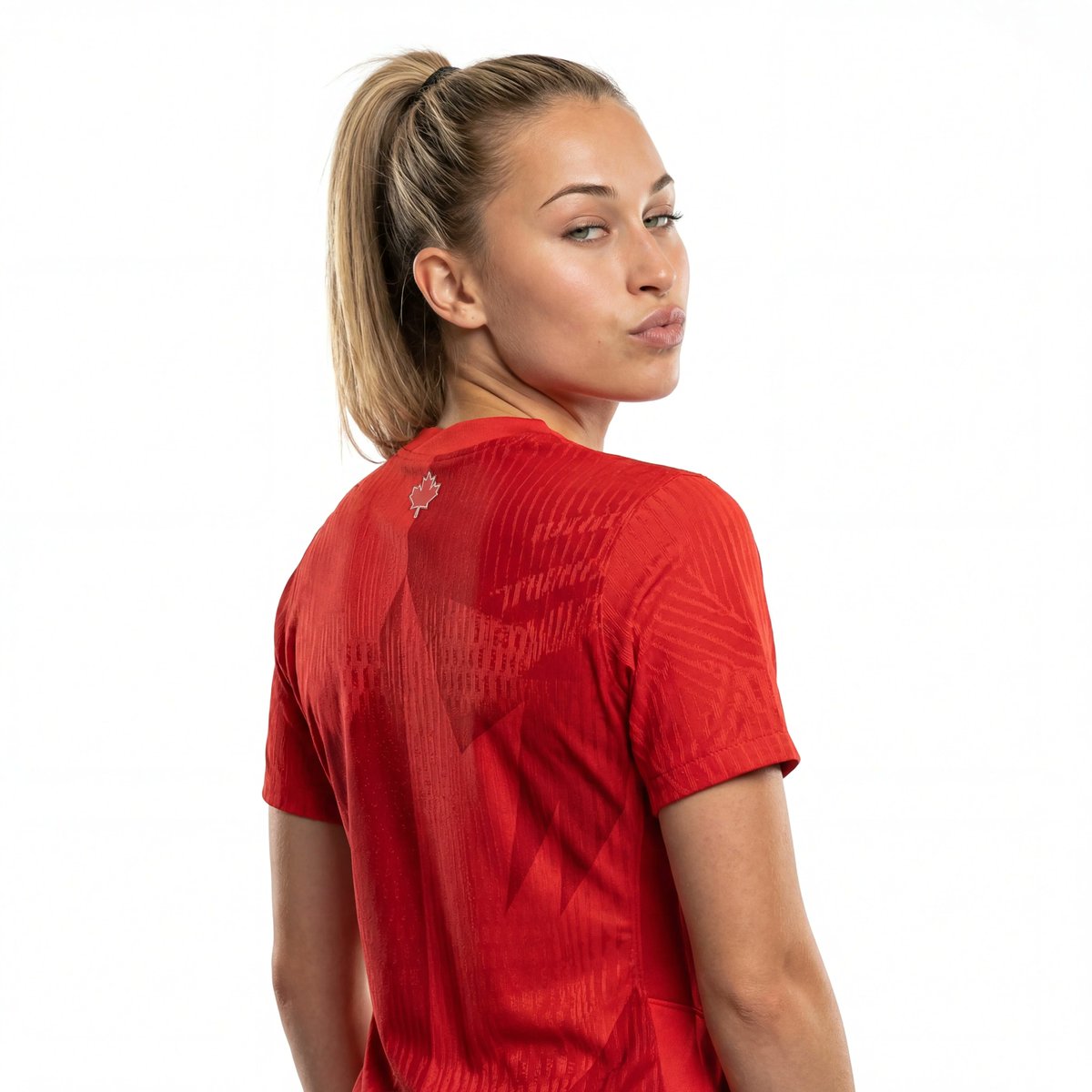 Spirito35's tweet photo. Le Canada joue la sobriété sur le domicile… puis balance un maillot extérieur façon feuille d’érable glacée. On dirait presque une identité de hockey appliquée au football, pas la meilleure réalisation ! #WorldCup2026 https://t.co/5GqWgVkUSP