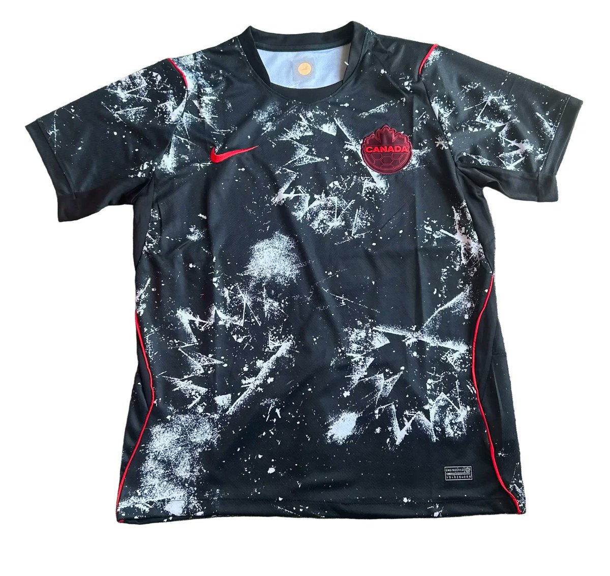 Spirito35's tweet photo. Le Canada joue la sobriété sur le domicile… puis balance un maillot extérieur façon feuille d’érable glacée. On dirait presque une identité de hockey appliquée au football, pas la meilleure réalisation ! #WorldCup2026 https://t.co/5GqWgVkUSP