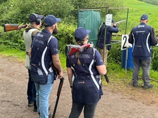 NAVYfit's tweet photo. 19 shooters represented the @RoyalNavy at the A&amp;ES League shoot hosted by Somerset Shooting Ground despite challenging weather conditions.

Top Gun was Sgt Phil Barnes with 87/100, helping the Navy top 10 post a combined 783/1000. 👏🎯 

#RoyalNavy #ClayShooting https://t.co/R85gbjulXI