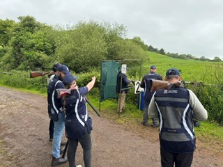 NAVYfit's tweet photo. 19 shooters represented the @RoyalNavy at the A&amp;ES League shoot hosted by Somerset Shooting Ground despite challenging weather conditions.

Top Gun was Sgt Phil Barnes with 87/100, helping the Navy top 10 post a combined 783/1000. 👏🎯 

#RoyalNavy #ClayShooting https://t.co/R85gbjulXI