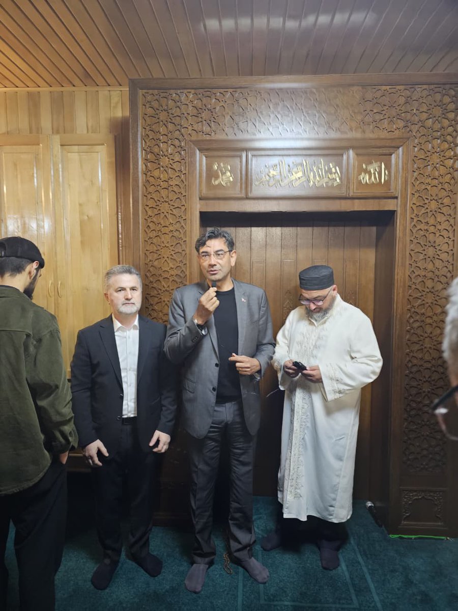 TC_TiflisBE's tweet photo. Kurban Bayramı namazının kılınmasını müteakip Gürcistan Müslümanları Dini İdaresi'ndeki bayramlaşmaya Büyükelçi Mustafa Türker Arı da katılarak cemaatin Kurban Bayramını tebrik etmiştir. Tiflis, 27 Mayıs 2026 https://t.co/TzuBwoIdfs
