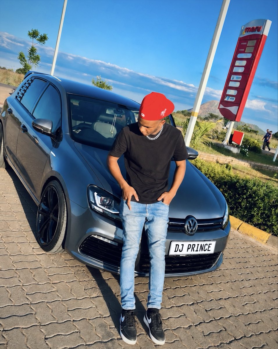 HpzeePrince's tweet photo. Cheers to 23🥂
Happy Birthday to me👑 https://t.co/xleUChANV0