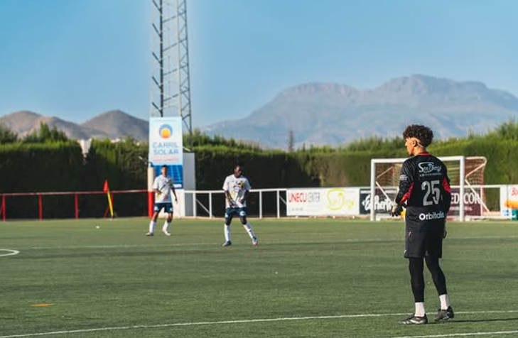 Nacional10x's tweet photo. Sergio Rubio

Echamos el cierre con una de las agradables sorpresas en CD Lumbreras. Joven arquero de buen juego de piés, ha respondido cuando ha tenido responsabilidad y en general, seguro bajo palos. https://t.co/b4NDDAZ88z
