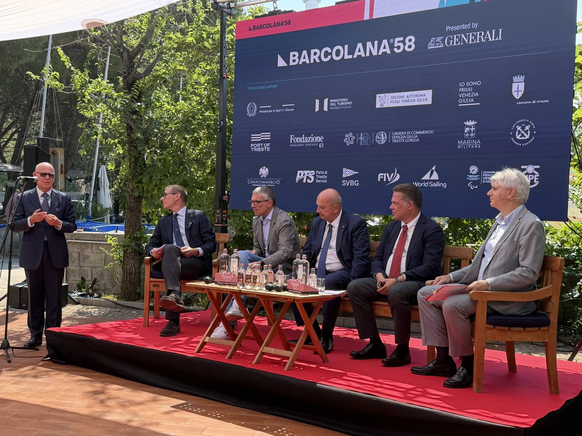 DiscoverTrieste's tweet photo. Si presenta #Barcolana58 nella sede della SVBG di Trieste. Dal 2 all’11 ottobre la città sarà la capitale della vela ⛵️ con tanti eventi a terra e in golfo per una grande festa del mare! 🌊 https://t.co/oiGXRvkR7G