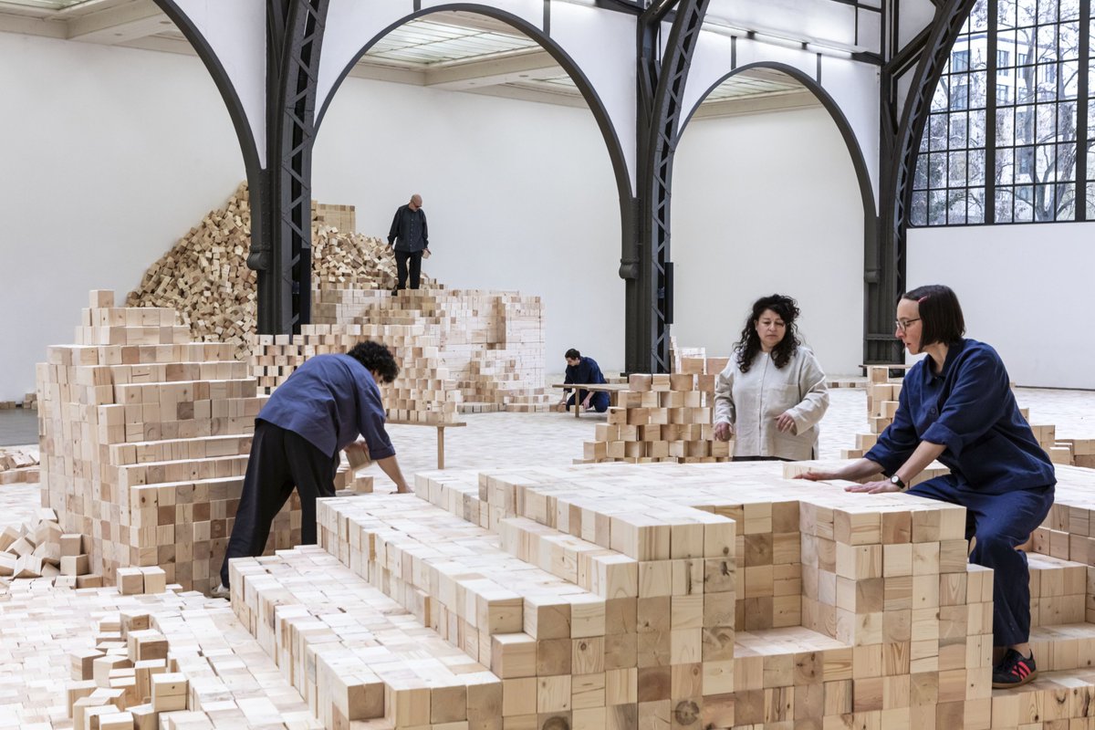 lopedetoledo's tweet photo. En el Hamburger Bahnhof de Berlín hay una exposición que te invita a construir y transformar el espacio con cubos de madera: We Make Years Out of Hours.

Mi niño interior amante del Minecraft está gritando. https://t.co/J0IzK0l7Kq