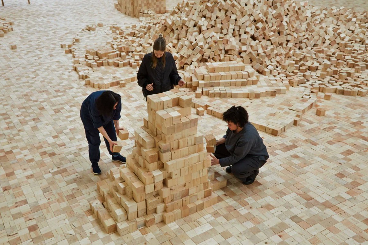 lopedetoledo's tweet photo. En el Hamburger Bahnhof de Berlín hay una exposición que te invita a construir y transformar el espacio con cubos de madera: We Make Years Out of Hours.

Mi niño interior amante del Minecraft está gritando. https://t.co/J0IzK0l7Kq