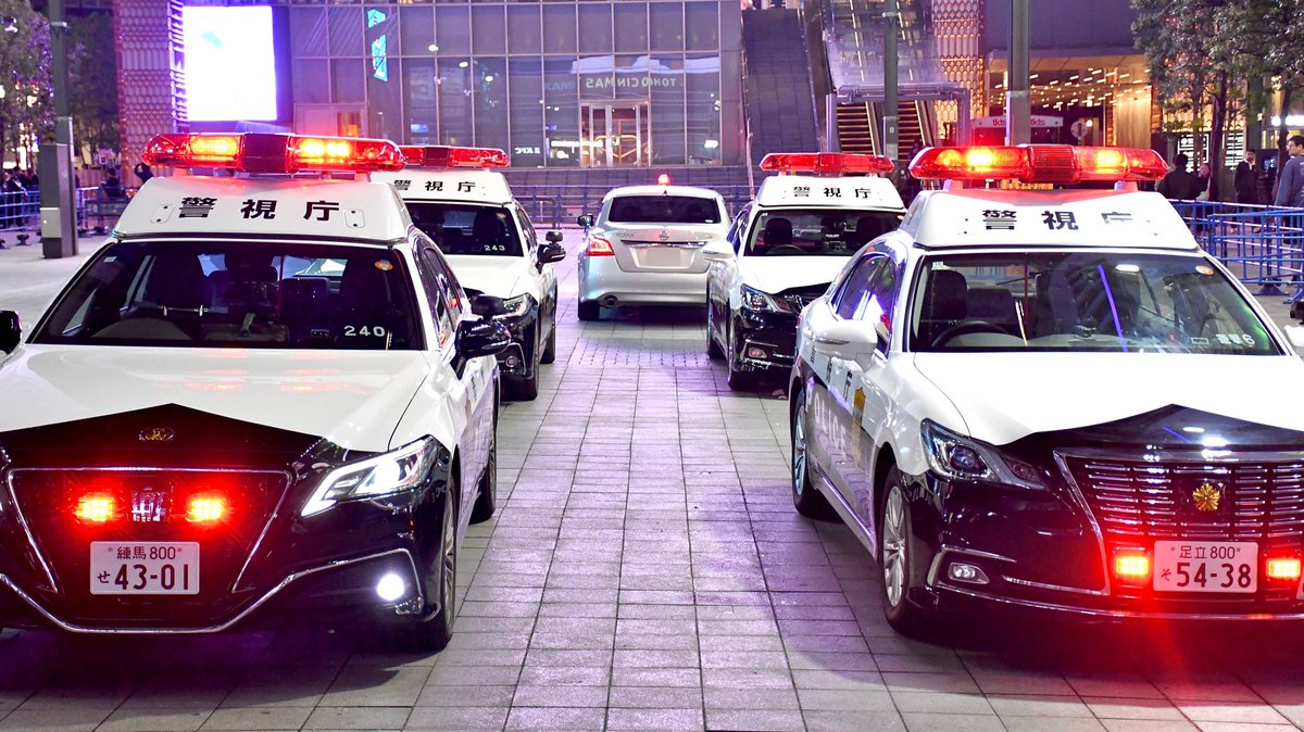 FireFront119's tweet photo. 金曜日の夜、歌舞伎町に防犯警戒のため展開した様々な所属のパトカー

自動車警ら隊、遊撃特別警ら隊、機動捜査隊が毅然と立ち並ぶ姿は凛々しさを感じさせた。 https://t.co/vI6bb9pfX7