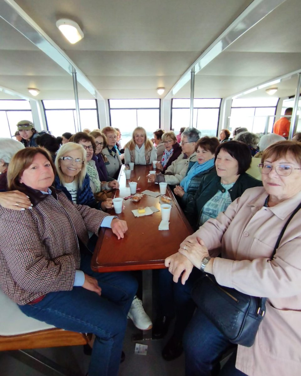 ategal's tweet photo. 🤩Así de bien se lo estaban pasado los alumnos de Ategal #Vigo hace unos días en la escapada cultural que hicieron por el Río Ulla. ⛴️Un itinerario en barco para conocer la Ruta Traslatio por mar del Apóstol Santiago.

ℹ️ Actividad en colaboración con la @depo_es. https://t.co/E1Tq759JDn