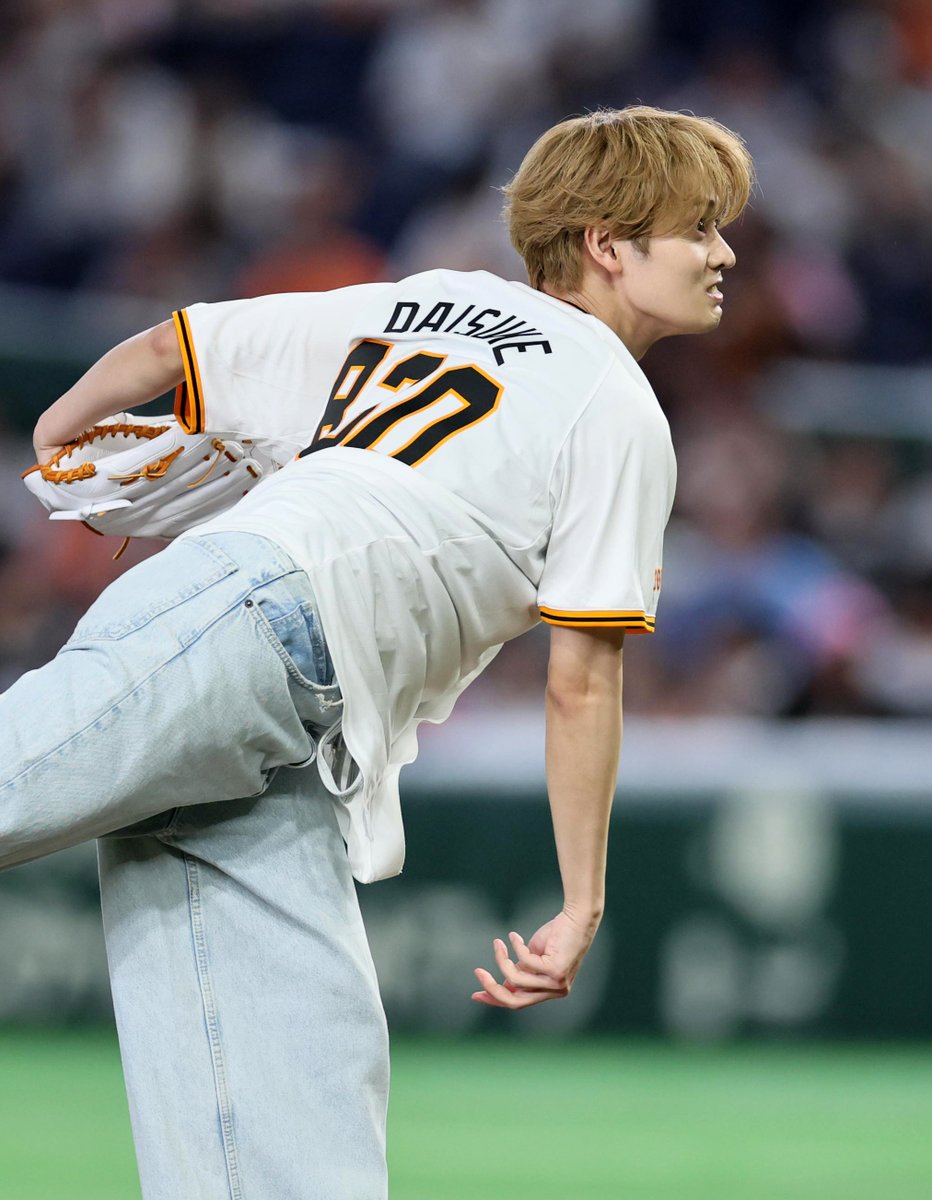 sanspo_giants's tweet photo. 【🔥#熱闘撮って出し🔥】　
ファーストピッチセレモニーには #TAGRIGHT から #前田大輔 #西山智樹 さんが登場。前田さんが野球経験者らしい豪快なボールを投げ込みました（撮影・佐藤徳昭）

#巨人 #ジャイアンツ #giants #サンスポ https://t.co/7llDbihj1d