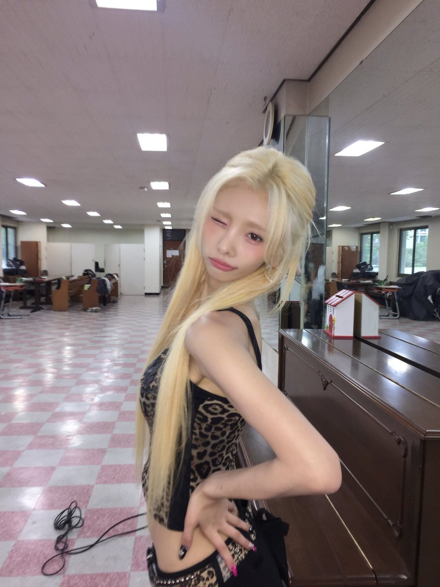 Off_the_QE's tweet photo. 이화여고~~💗 덕분에 너무 즐거웠어요🎵!! 앞으로도 화이팅하기!!!!💗💗

#QueenzEye #퀸즈아이
#AHYOON #아윤 https://t.co/aBsHWNJpg4