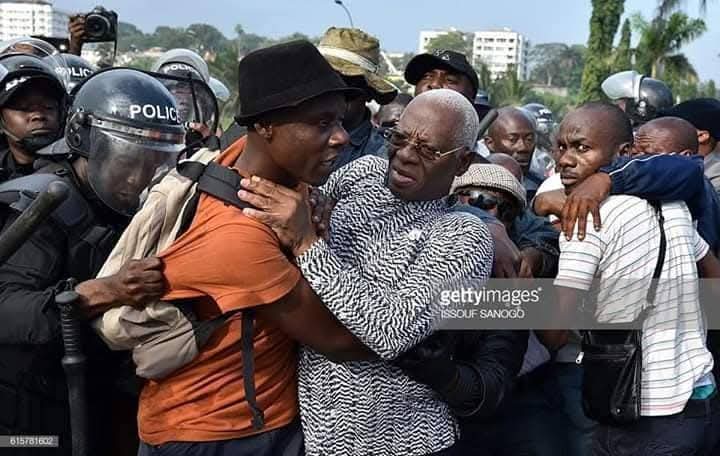 ZonePresse_'s tweet photo. ✍🏽🇨🇮L’honorable TRAORÉ MAMADOU a écrit pour nous le scénario si l’affaire Sonko-Faye s’était passée en Côte d’Ivoire à l'assemblée nationale...

Walaye bilaye...

Gaz lacrymogènes à gogo, coups de matraque, et tout à coup patatras : course-poursuite dans les couloirs de l’Assemblée, coups de botte dans le “Q”, serrage de col, fauchages sans pitié, arrestations musclées, menottages. 

Différents chefs d’inculpation pour troubles à l’ordre public et atteinte à la sûreté de l’État, convoyages au PPA ex-MACA à Yopougon, comparution au parquet du Plateau, procès truqués, condamnations sans levée de l’immunité parlementaire par des juges payés pour condamner et non pour juger. 

Conférences de presse organisées pour mentir à la population, conseil des ministres spécial pour “coup d’État déjoué”, messages de compassion des dictateurs convaincus de la CEDEAO, message de soutien de la Macronie occidentale, accusations farfelues de collusion avec l’ennemi de l’AES… la liste est longue !  

Hommage au jumeau de Laurent Gbagbo...