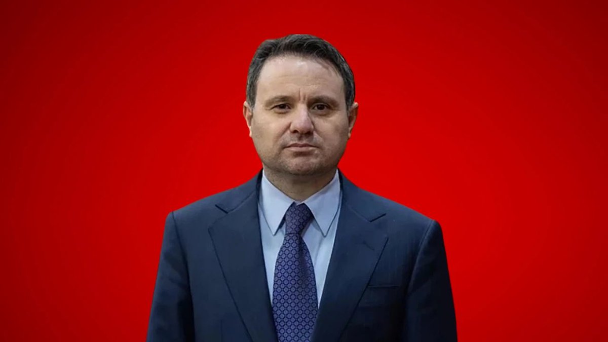 tsplus61's tweet photo. Trabzonlu olarak, yapılan çirkin saldırıyı gerçekleştirenlerin en kısa sürede bulunmasını en samimi dileğimizle talep ediyoruz.

Madem eski dosyalar açılıyor, 3 Temmuz’da FETÖ’cülerle halı saha oynayıp bir gecede yasa değiştiren karanlık sürecin de yeniden yargılanması lazım. https://t.co/D56KrlsAi4