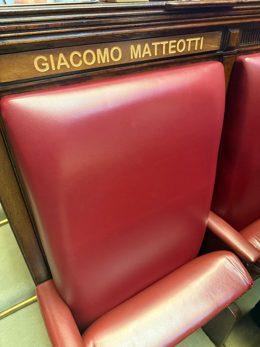 bragachiara's tweet photo. Una targa sullo scranno dell’ultimo discorso. La Camera rende omaggio a Giacomo Matteotti, simbolo di libertà, democrazia, opposizione a brogli e violenze del regime. Il fascismo non cancellò la forza del suo pensiero riformista contro ingiustizie e soprusi. Esempio e guida. https://t.co/APDBj3ppex