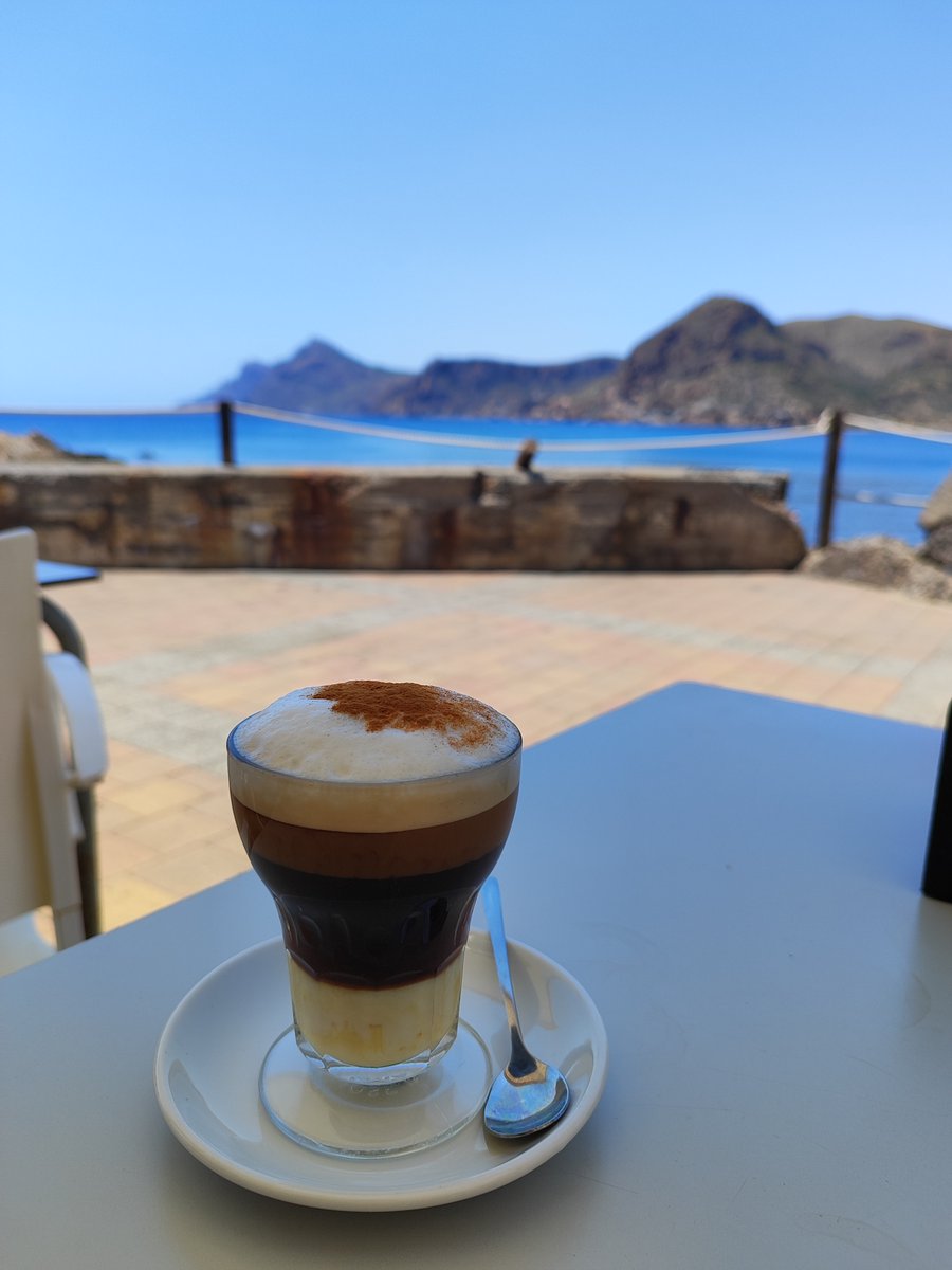 pablodebeber's tweet photo. De mis viajes a La Manga, lo que mas destaco a parte de lo sorprendente del paisaje es lo bien que se come.
Marineras, arroz al caldero, paellas, pescado a la brasa y por supuesto asiatico.
Cafe, leche condensada, licor 43, brandy y canela https://t.co/KzgsBO0Pzo