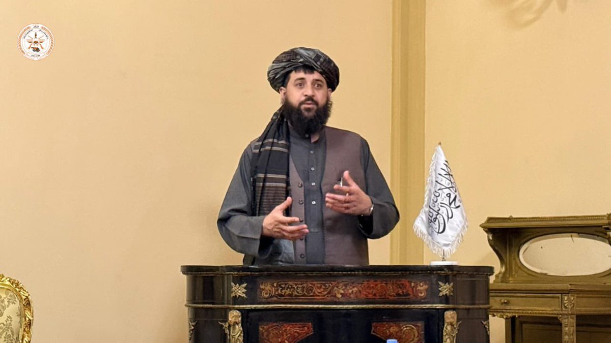 NasratMOD's tweet photo. د افغانستان اسلامي امارت د دفاع وزیر مولوي محمد یعقوب مجاهد په روسیه کې مېشتو هېوادوالو سره ولیدل.

د افغانستان اسلامي امارت د دفاع وزارت قدرمن وزیر مولوي محمد یعقوب مجاهد، چې د روسیې فدراسیون په کوربه‌توب د نړیوال امنیتي کنفرانس د ګډون په موخه مسکو ته سفر کړی، نن یې په روسیه کې مېشتو هېوادوالو سره د افغانستان اسلامي امارت په سفارت کې د اختر مبارکي وکړه.

په روسیه کې مېشتو افغانانو د دفاع وزیر له حضور او پاملرنې څخه مننه وکړه.

قدرمن وزیر صاحب روسیه مېشتو افغانانو ته د هر راز همکارۍ ډاډ ورکړ او زیاته یې کړه چې افغانستان د ټولو افغانانو ګډ کور دی، او اسلامي امارت هڅه کوي چې د شته ستونزو د حل او ځان‌بساینې لپاره کار وکړي.
#دفاع_وزارت