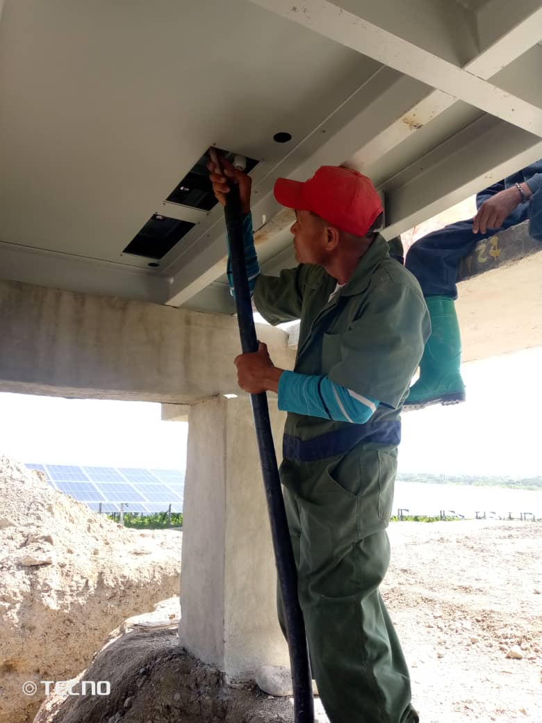 Jack3W3ro's tweet photo. Cuando se trata de trabajo en el #ParqueSolar #SanPedro II, los trabajadores de la @FCopextelGtmo no se detienen, porque su objetivo es seguir impulsando la generación limpia de energía renovable y aportar al desarrollo sostenible de #Guantánamo. #TransformaciónEnergética de Cuba https://t.co/GiMpRDCKYk