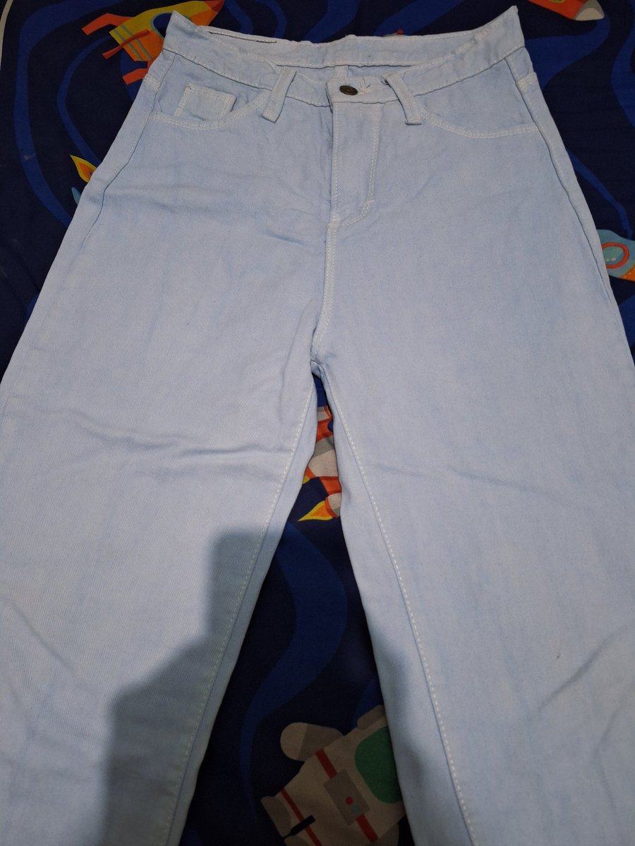 hduma05's tweet photo. @UNDIP_FESS celana jeans highwaist loose light blue size 28 cuma 70k aja https://t.co/qnbKZ07vjT