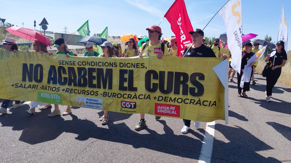 Inter_Ponent's tweet photo. Continua el tall de centenars de mestres i professors a l'A-2 a Lleida, a l'alçada de Corbins. Ho vam dir, no acabarem el curs! https://t.co/rW6adasyr2