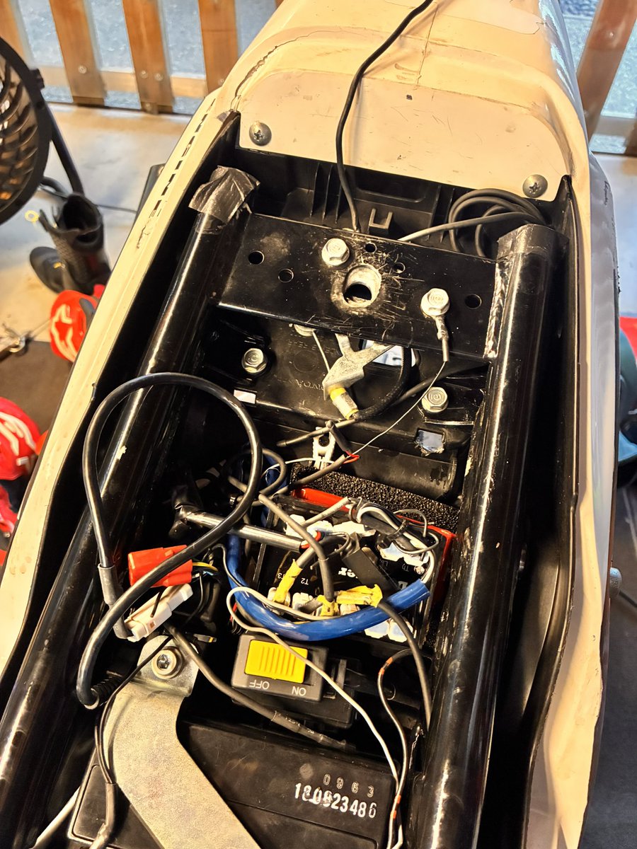 シート下が水没してドロガー用モバイルバッテリーはショート