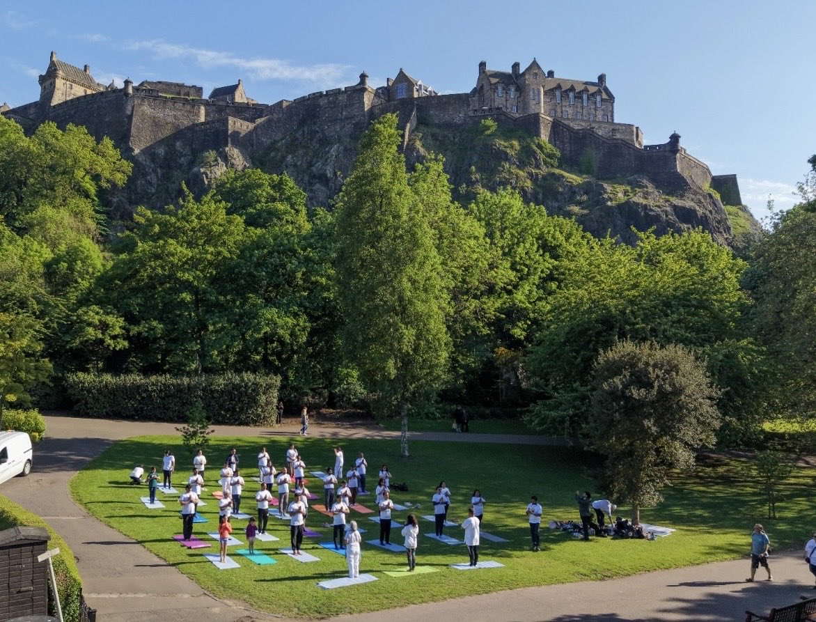 IndiaInScotland's tweet photo. 🧘‍♀️ 25 Days to International Day of Yoga!
@IndiaInScotland marked the countdown with a yoga session at Princes Street Gardens, set against the backdrop of iconic Edinburgh Castle.
The session celebrated wellness, harmony, and well-being.

@MEHTGlasgow @EdinHinduMandir @siafscotland @livindians @PYPTUK @Sunita_Poddar @yogamanjulika @Abhaykra @mithilaUK @AberdeenHinduTT
Perth Indian Association  @kompassion_uk @TCS_UKI @purviewservices @IndianDiplomacy @moayush
#IndiaInScotland #IDY2026 #InternationalDayOfYoga #Yoga365 #IDY