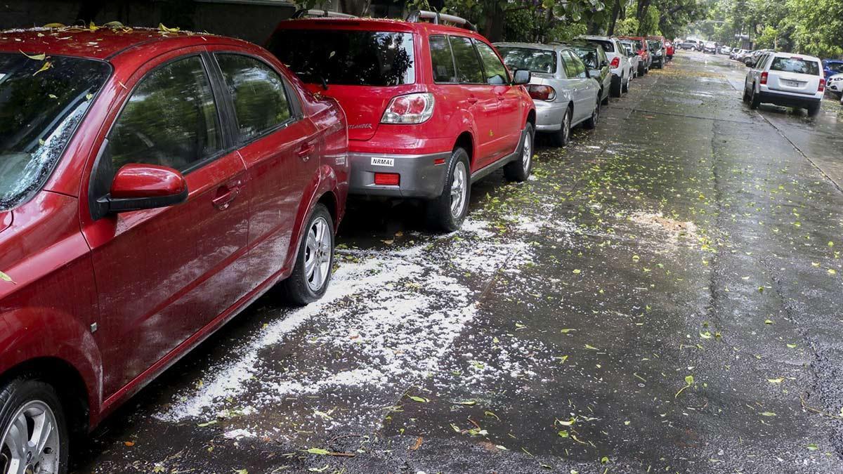 UnoNoticias's tweet photo. Lluvias fuertes y posible granizo este miércoles en CDMX; se recomienda tomar precauciones al salir. https://t.co/a4L9ewDKJU https://t.co/UVRhSFtW5O